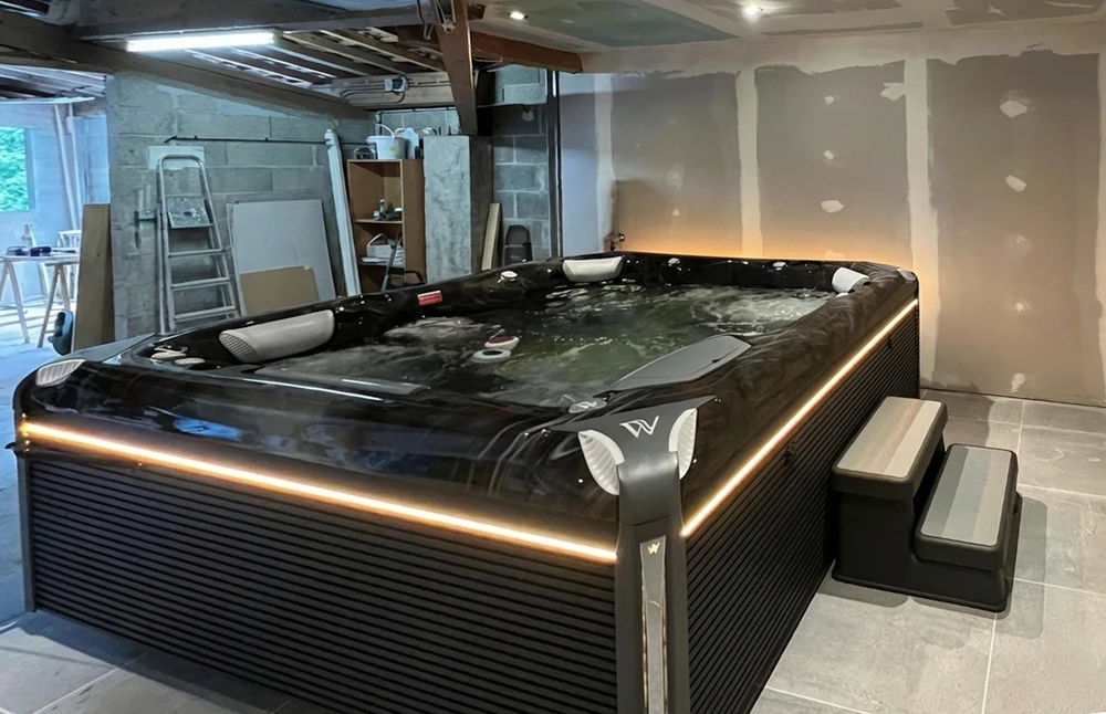 Jacuzzi haut de gamme installé dans un espace intérieur en cours de rénovation