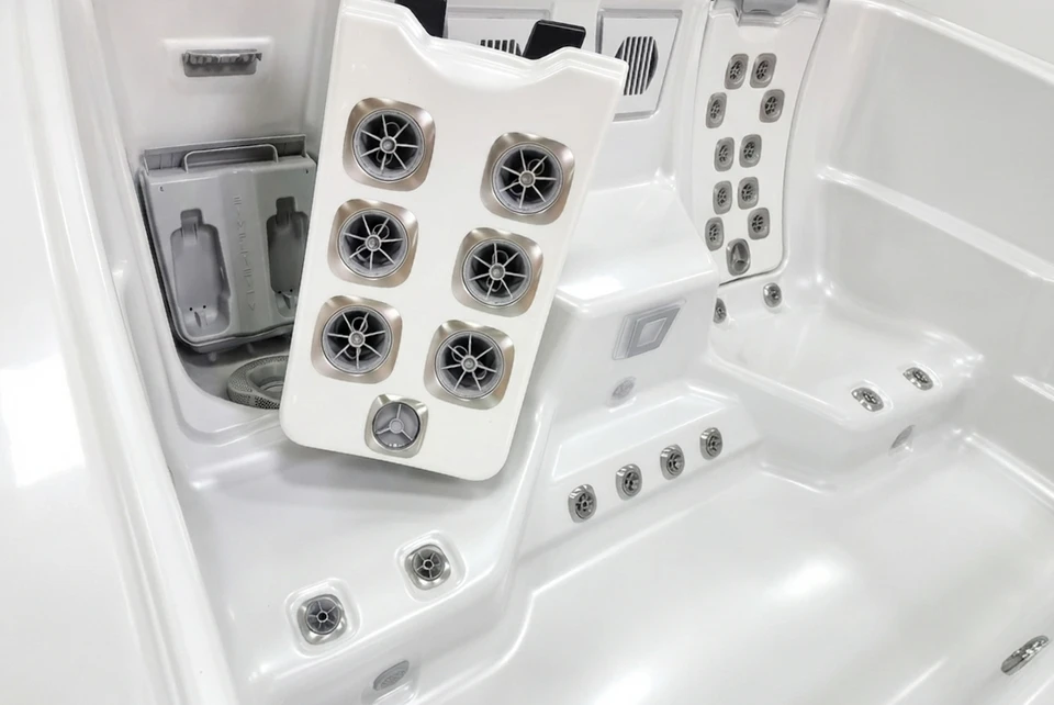 Gros plan détaillé sur les finitions soignées et matériaux premium d'une pompe de circulation ou d'un système de filtration haute gamme, avec finitions métalliques robustes et badges de certification européenne visibles, montrant l'excellence technique et la construction solidaire de l'équipement. Image en studio professionnel mettant en avant la qualité de fabrication et l'engineering de pointe.