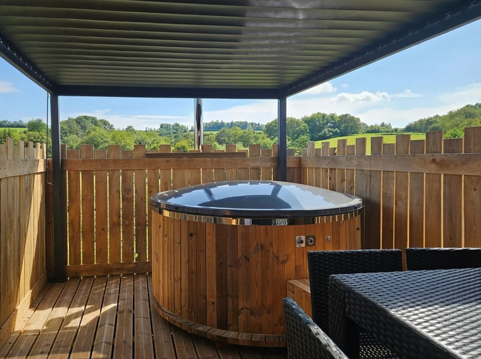 Spa extérieur privatif dans jardin urbain avec jacuzzi en bois et acrylique blanc