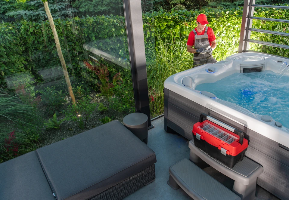Chantier de construction extérieur avec piscine en cours d'aménagement
