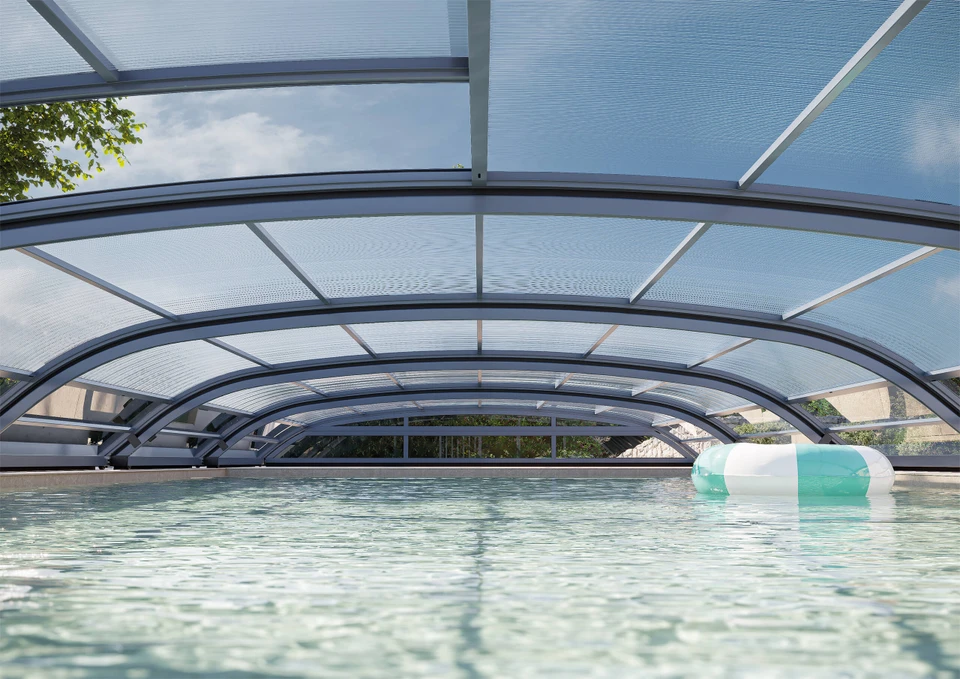 Extérieur résidentiel avec piscine couverte par un abri télescopique transparent semi-cylindrique