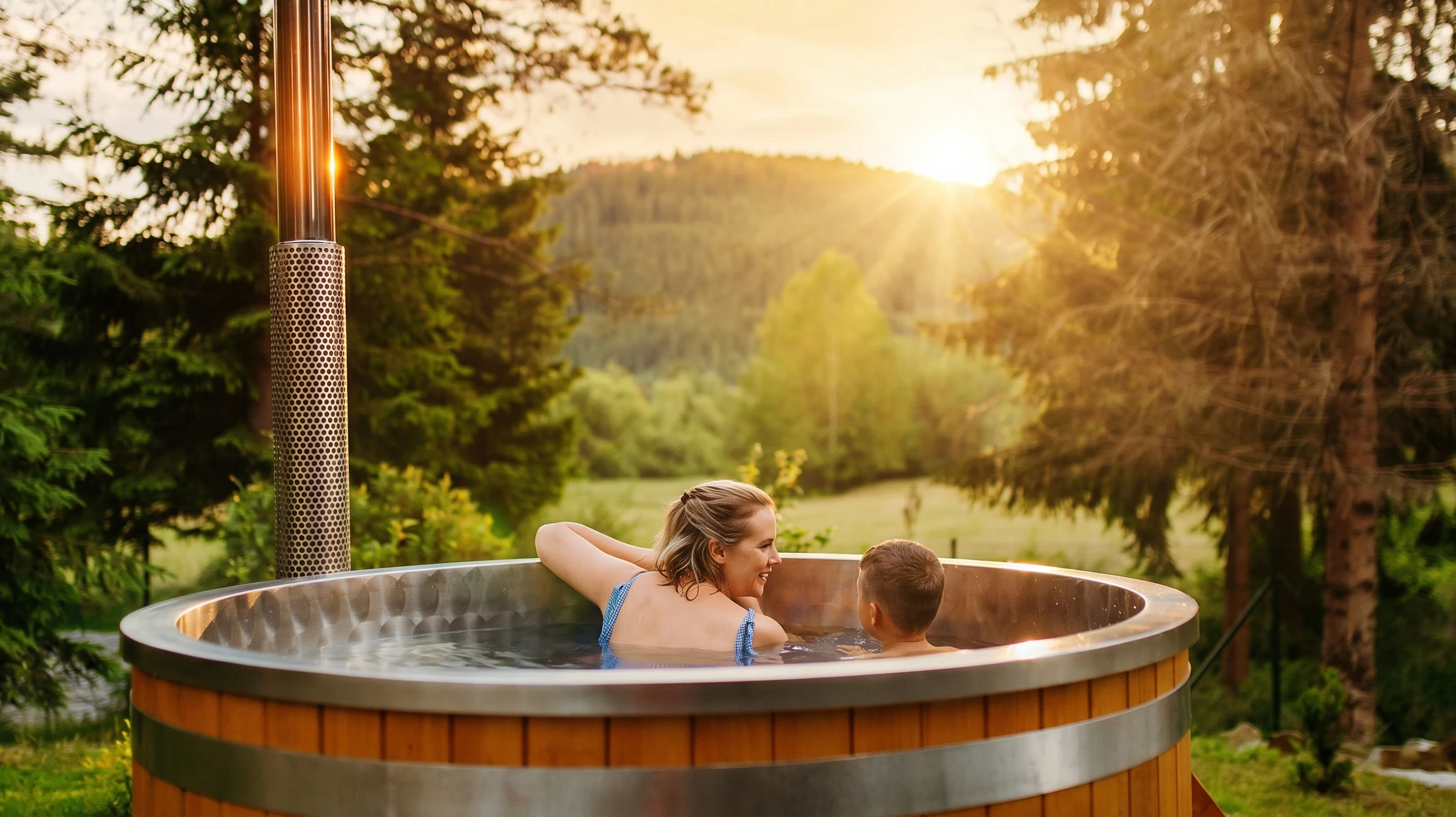 Sauna finlandais en bois avec bancs étagés, vapeur s'échappant du poêle à pierres volcaniques