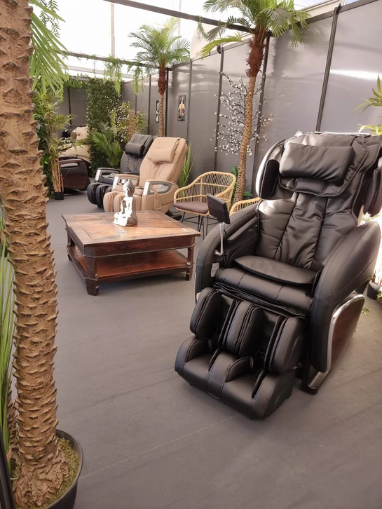 Intérieur résidentiel moderne avec fauteuil relax électrique en cuir gris déployé, repose-pieds sorti